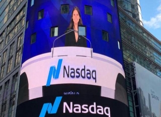 Mariana Vasconcelos brilha no prédio da Nasdaq, na Times Square, em New York.