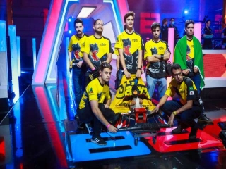 Robô Black Dragon, da equipe Uai!rrior da UNIFEI, se destac