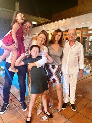Aninha e Ado Mauad festejam 2023 com familiares e amigos.