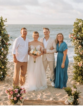 O casamento de Laís Prado Bosco e Noah Myers na Praia da Ma
