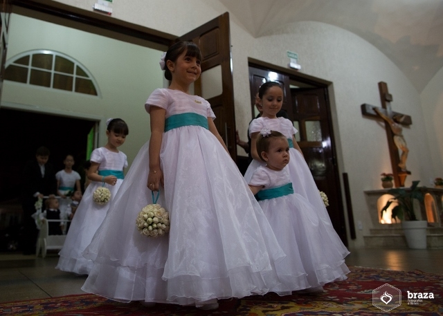 vestido de daminha com faixa azul tiffany